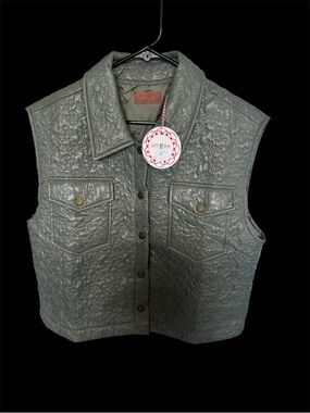 Umgee Quilted Sleeveless Button Front Vest in Sage Green. Size L